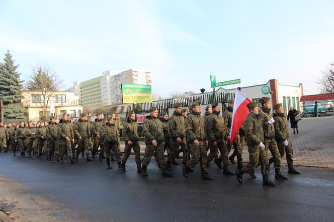 Uroczysty przemarsz licealistów ulicą 11 Listopada