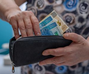  Wywiesili pieniądze na furtce, bo uwierzyli oszustom, że grupa przestępcza planuje napad na ich dom