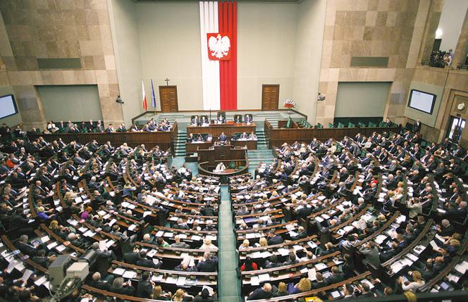 Posłowie uciekają na majówkę