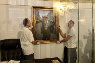 Obraz zawisł w Sali Zimowej w Ratuszu Głównego Miasta, gdzie w ubiegłym roku powstało miejsce poświęcone pamięci Pawła Adamowicza. 