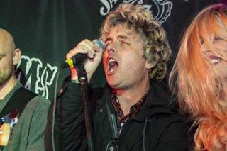 Wokalista Green Day wchodzi do knajpy i... dołącza się do kapeli, która właśnie gra jego kawałek! Reakcja publiczności jest bezcenna