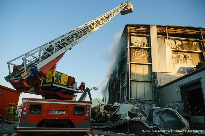  Kawle. Pożar zakładu przetwórstwa drobiowego. 120 strażaków walczy z żywiołem w czwartek, 14 sierpnia. Jeden z nich zaginął [ZDJĘCIA]
