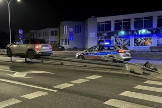 Kierowca zawisł na barierkach w Warszawie. Internauci nie mogą w to uwierzyć: Funkcja szynowozu