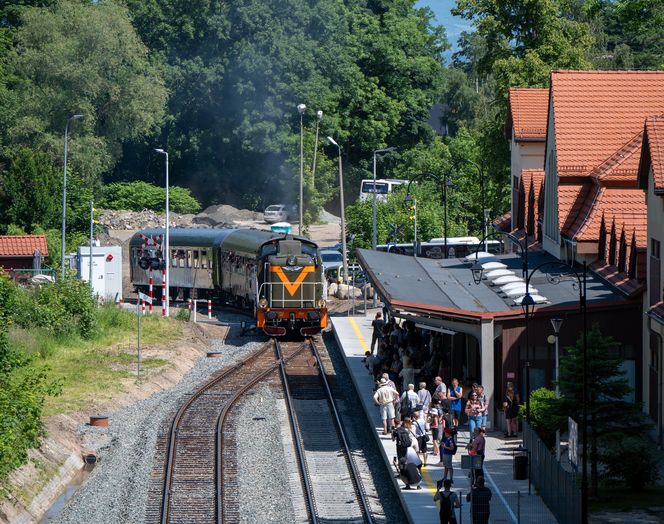 Pociągiem prosto pod Śnieżkę! Karpacz po 25 latach wrócił na kolejową mapę Polski. Zobacz zdjęcia