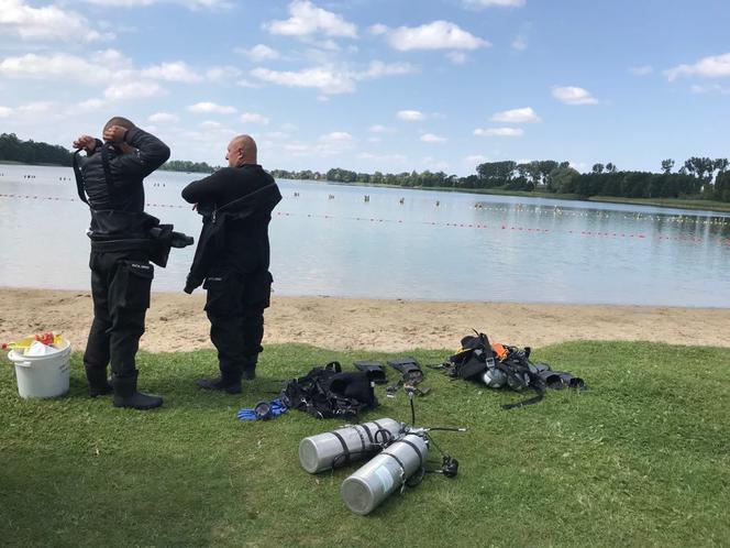Plaża w Wąsoszu zamknięta. Rozpoczął się czwarty dzień poszukiwań chłopców na jeziorze [ZDJĘCIA]