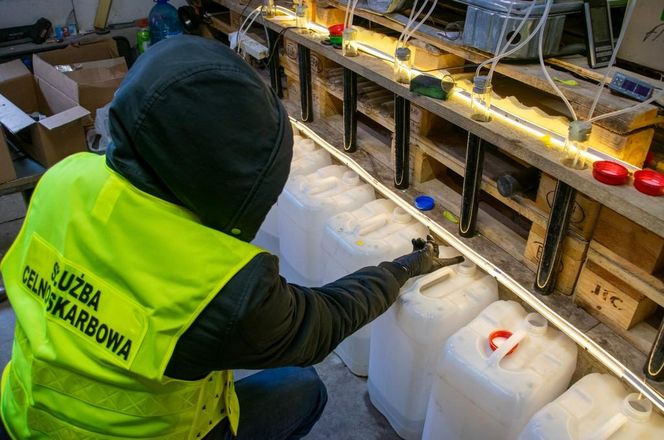 KAS zlikwidowała bimbrownię w gminie Mońki. 28-latek usłyszał zarzuty