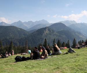 Koniec wakacji, a turyści szturmują Tatry. Na szlakach tłumy