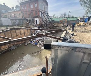 Katastrofa budowlana w Wołominie. Runęła część kamienicy. Koparka pod gruzami!