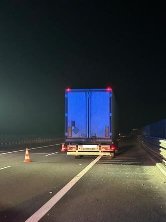 Śmierć na autostradzie A4 w Świętowni. 49-latek zginął potrącony przez ciężarówkę