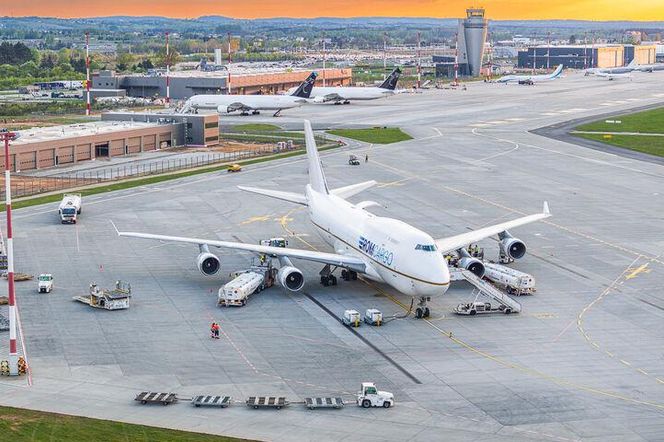 Międzynarodowy Port Lotniczy Katowice w Pyrzowicach ma drogę startową o długości 3200 m