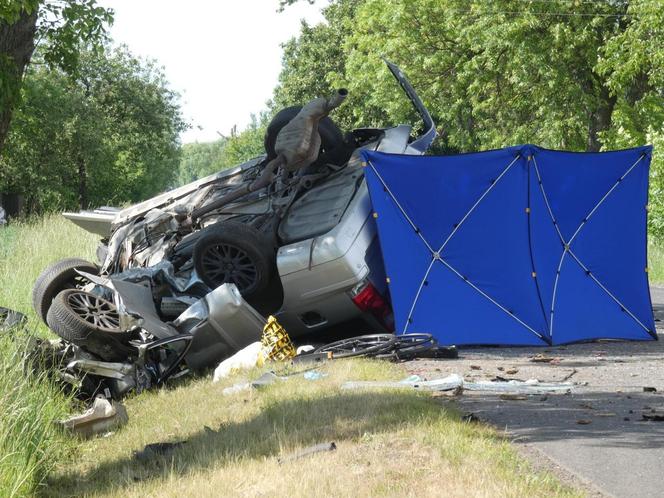 Na prostej zjechał na pobocze i uderzył w drzewo. Z auta zostały szczątki. Kierowca nie przeżył