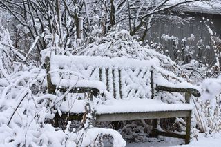 Ławka ogrodowa zimą