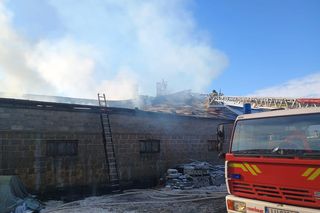 Zapaliło się poddasze i dach budynku w miejscowości Podosie