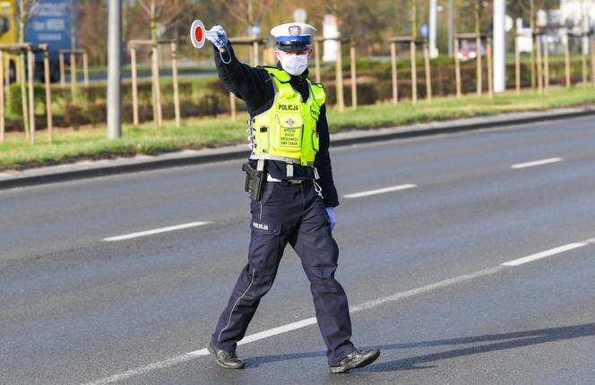 Policja kontrolowała czy toruńscy kierowcy respektują obowiązek noszenia maseczek