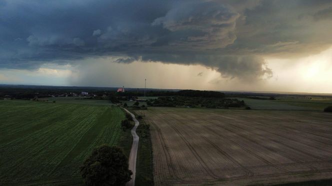 Groźne burze suną przez Dolny Śląsk. Gradobicie w okolicy Bolesławca i Legnicy 