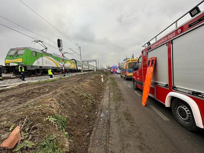 Ożarów Mazowiecki. Młody mężczyzna zginął pod kołami pociągu. Policja wyjaśnia okoliczności wypadku