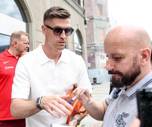 Zgrupowanie reprezentacji na Śląsku ruszyło! Kto zastąpi Lewandowskiego? Zobacz, jak witano kadrowiczów! 