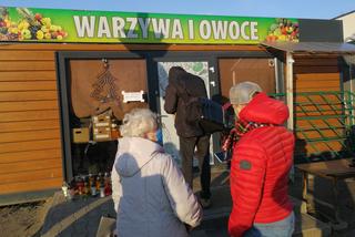 Napad w Ząbkach. Przed warzywniakiem, gdzie zginął sklepikarz gromadzą się mieszkańcy