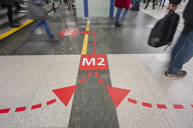 Nowe oznaczenia na stacji przesiadkowej metra Świętokrzyska