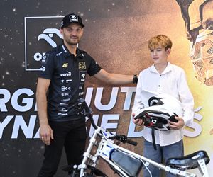 Bartosz Zmarzlik przekazał motocykl 11-letniemu Kubie