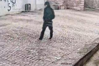 Zniszczył fasadę synagogi we Wrocławiu. Policja publikuje nagranie z monitoringu. Rozpoznajesz go?