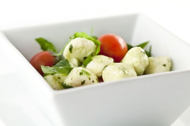 Rukola z pomidorami i mozzarellą: przepis na szybką sałatkę