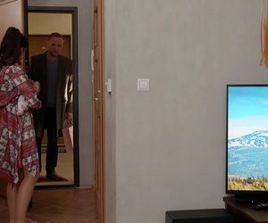 Pierwsza miłość odc. 4031. Lilka (Sylwia Sokołowska), Janek (Maciej Mikołajczyk), ich córka Pola