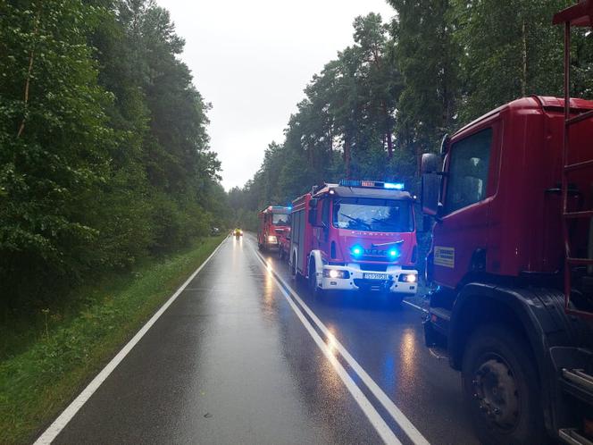 Ciężarówka w rowie, niebezpieczna kolizja między Mircem a Wąchockiem