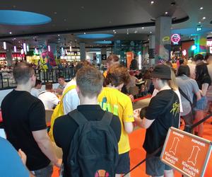 Pierwszy Popeyes w Polsce otwarty! Na pomarańczowym dywanie duża kolejka [ZDJĘCIA]