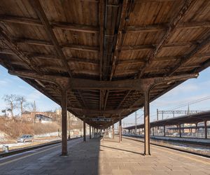 Tych dworców nie lubi prawie nikt. Są brzydkie i jak z innej epoki