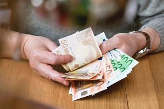 Wyborcy chcą obiecanych 780 euro. Kilka dni po wyborach szturmowali urzędy