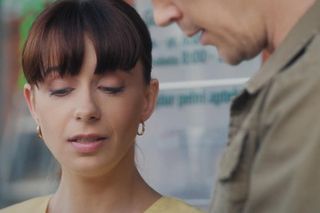 M jak miłość, odcinek 1822: Karski (Krzysztof Kwiatkowski), farmaceutka (Agata Hubner)