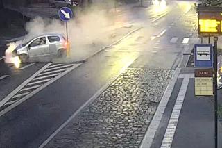 Szalony rajd ulicami Olsztyna! 30-latek huknął w autobus, a później rozbił przed komendą policji [ZDJĘCIA]