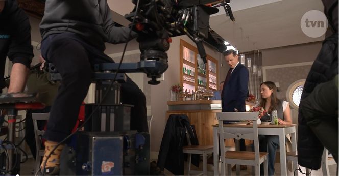 Na Wspólnej na planie. Darek Żbik (Michał Mikołajczak), Aneta (Dorota Krempa), Włodek (Mieczysław Hryniewicz)