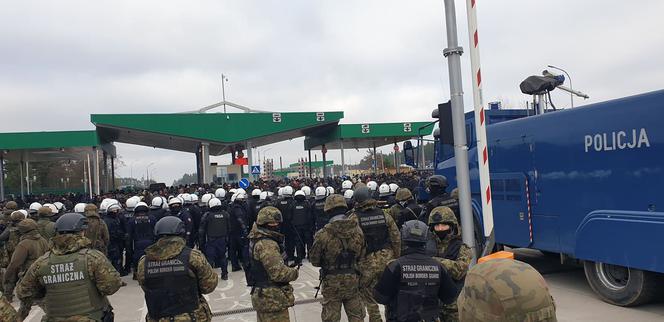 Kuźnica. Migranci zebrali się na przejściu granicznym w Kuźnicy