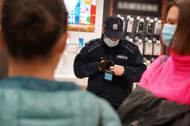 Policjant w centrum handlowym