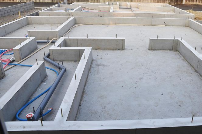 Fundamenty budynku z instalacją wodno-kanalizacyjną
