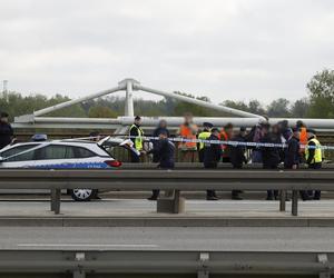 Aktywiści znów blokują Warszawę. Przykleili się do mostu, interweniowało pogotowie