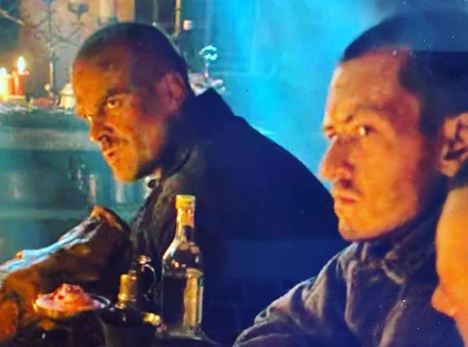 Stranger things 4: Komendant Jim Hopper (Dawid Harbour), Martis Harris (Harasimowicz)