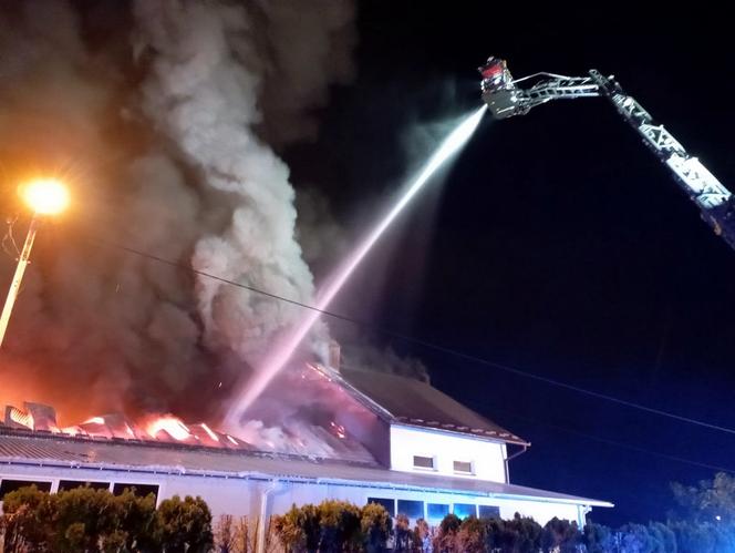 Potężny pożar hurtowni w Strażowie. W akcji brało udział ponad 100 strażaków