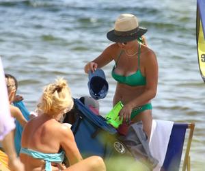 Posłanka Gajewska z dziećmi na plaży