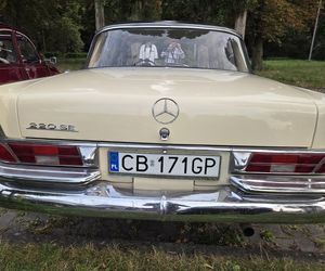 Klasyczna motoryzacja znów zachwyciła Bydgoszcz. „Bydgoskie Klasyki Nocą” przy Torbydzie