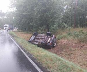 Trudne warunki do jazdy! Na drodze koło Leszna dachował w rowie land rover 