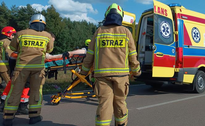 Szedł z córeczką poboczem, wjechało w nich auto