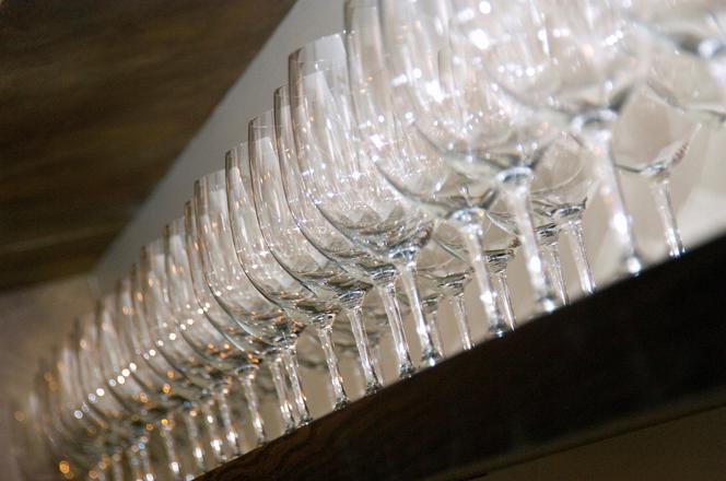 Jak myć kieliszki? Kieliszki bez smug i zacieków