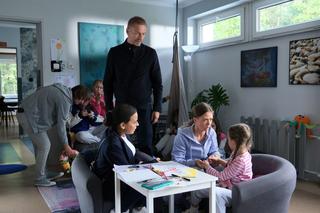 M jak miłość odc. 1701. Andrzej Budzyński (Krystian Wieczorek), Magda (Anna Mucha), Milena (Katarzyna Fareniuk), Nadia (Mira Fareniuk)