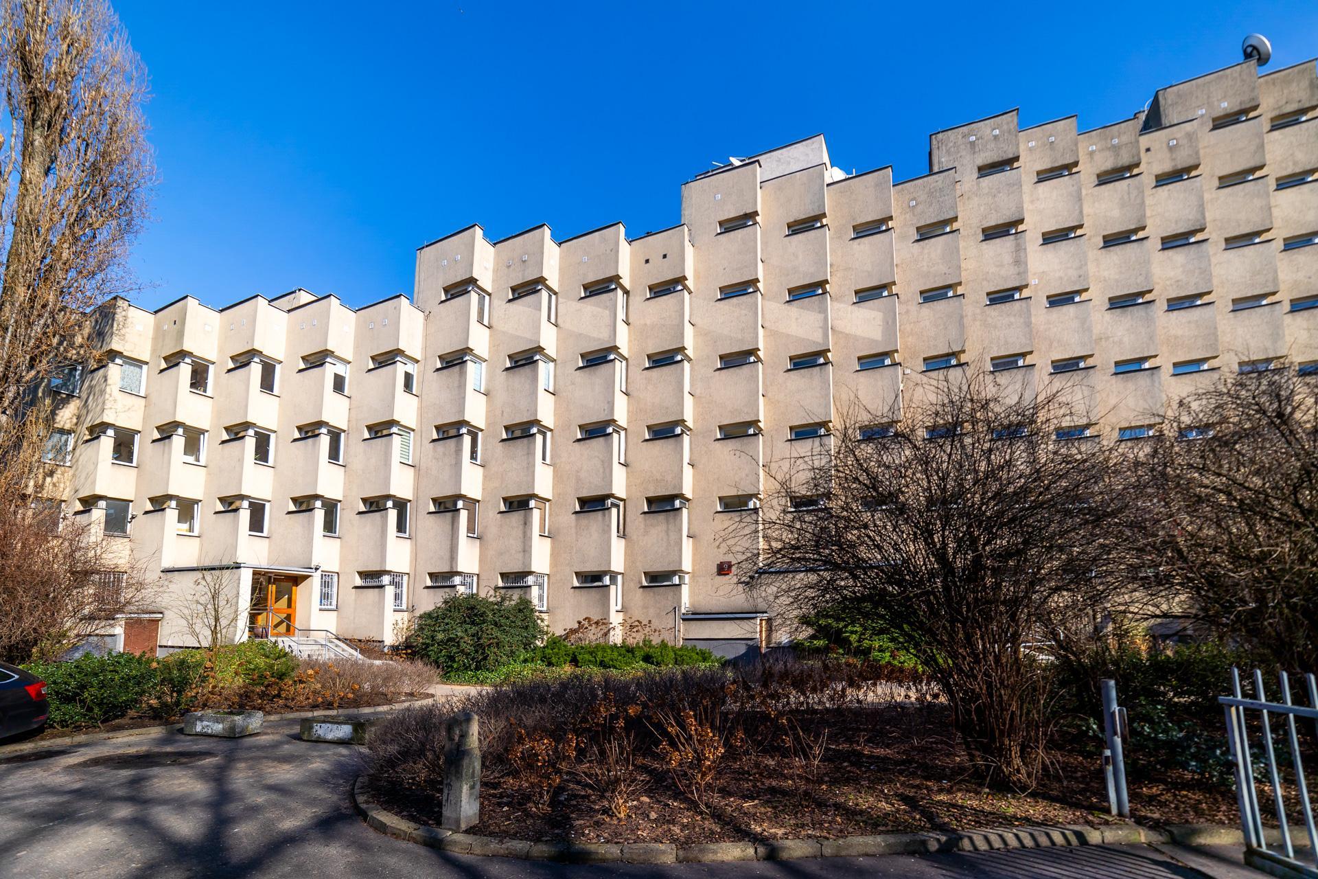 Blok PRL na ul. Koziej 9 - zobacz budynek, który z zmienia się wraz z punktem widzenia