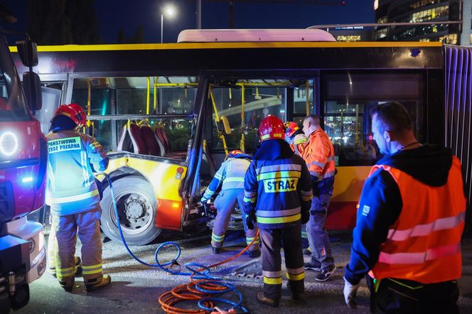Wypadek z udziałem autobusu i ciężarówki w Warszawie (23.10.2025)