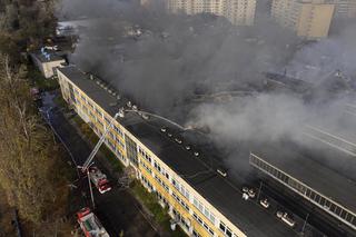 Paliła się hala produkcyjna, kłęby czarnego dymu nad miastem