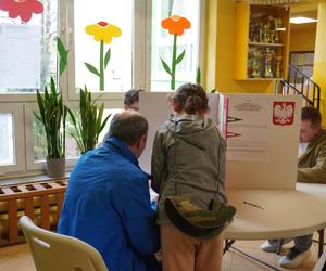 Wybory samorządowe w Lublinie. Coraz więcej osób oddaje swój głos [ZDJĘCIA]